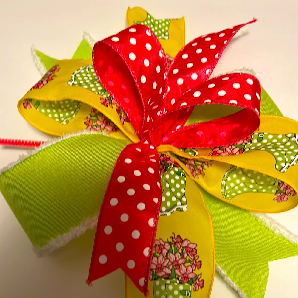 Spring accent bow